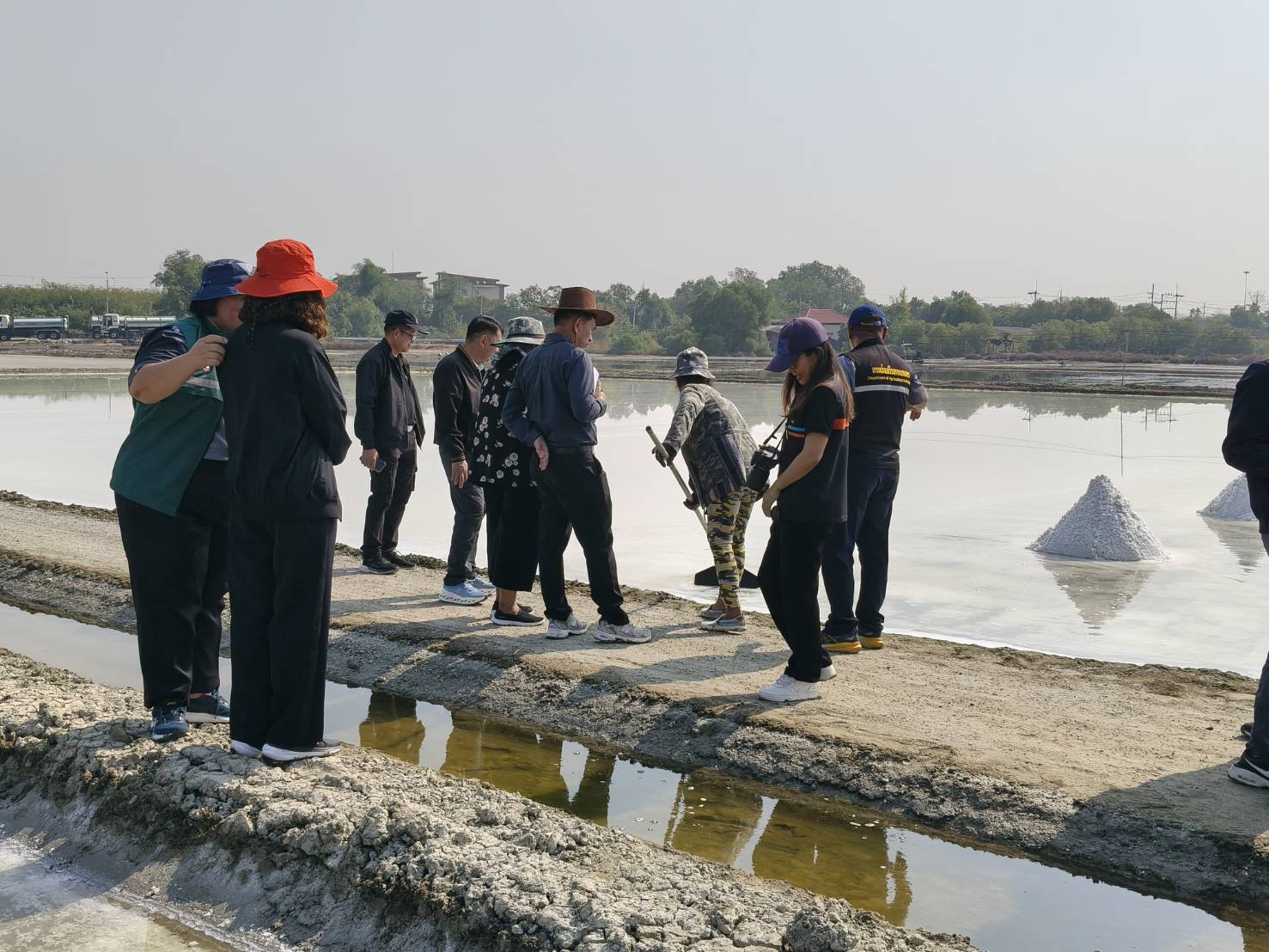 title - ส.ป.ก. ร่วมติดตามรองปลัดกระทรวงเกษตรและสหกรณ์ ลงพื้นที่ตรวจเยี่ยมชุมชน เพื่อรับฟังข้อคิดเห็นเกษตรกรผู้ผลิตเกลือทะเล พื้นที่จังหวัดชลบุรี